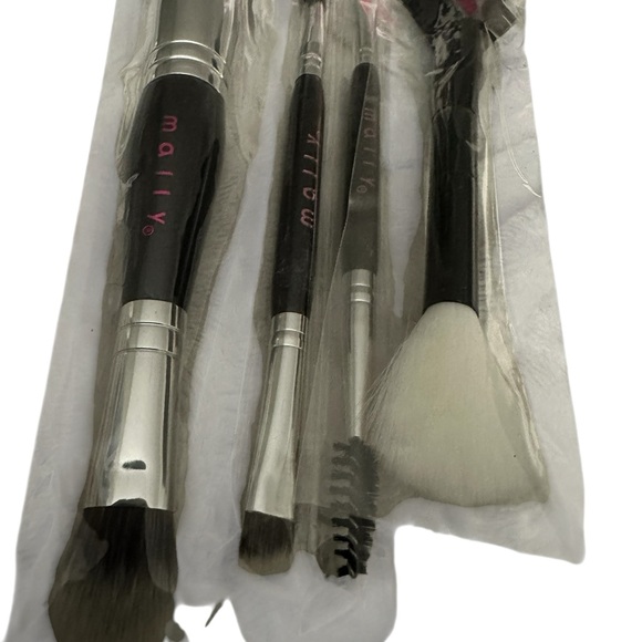 4 Piece Mally Beauty Makeup Brushes For Face and Eyes ALL NEW - Picture 2 of 8
